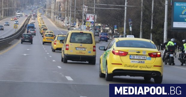 Таксиметрови компании от цялата страна настояват размерът на първоначалната такса