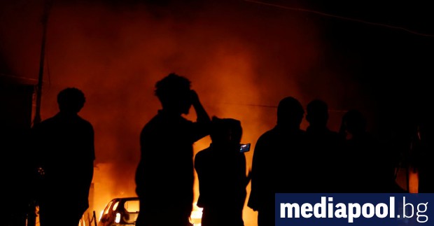 Най малко осем души загинаха при пожар в старчески дом в