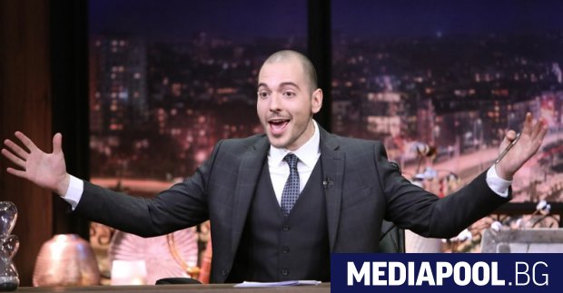 Стендъп комикът и бивш журналист Николаос Цитиридис ще е водещ