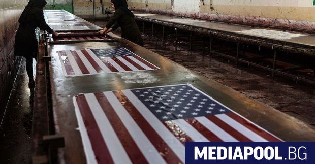 Бизнесът на иранска фабрика за знамена процъфтява заради производството на