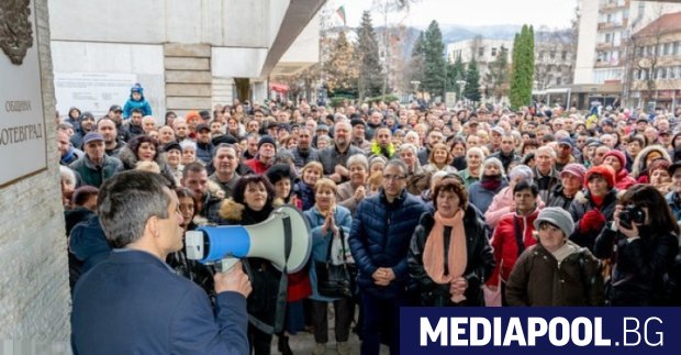 Жителите на Ботевград излязоха в неделя на протест в подкрепа