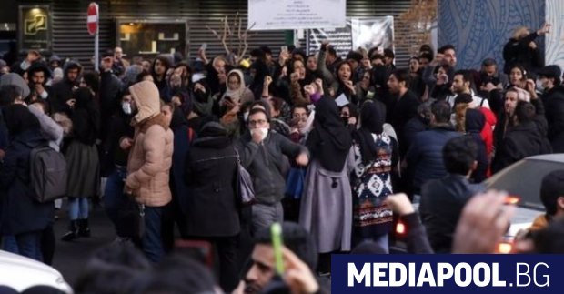 Протестиращи и медии в Иран оказват натиск върху ръководството на