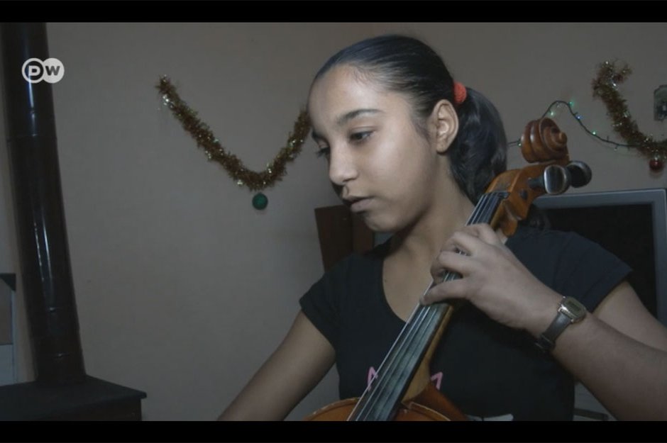 Как виолончелото промени живота на ромското момиче Мариана (видео)