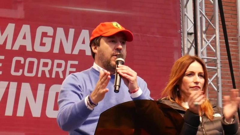 Матео Салвини говори на митинг в Маранело (Емилия-Романя), където е централата на "Ферари"