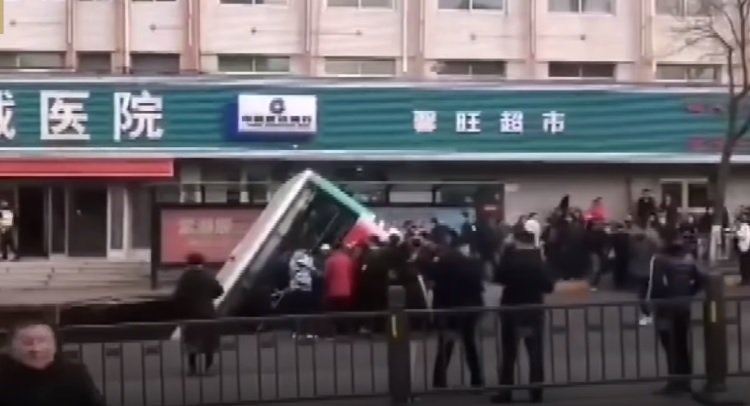 Автобус падна в дупка на улицата в Китай, най-малко шестима загинаха