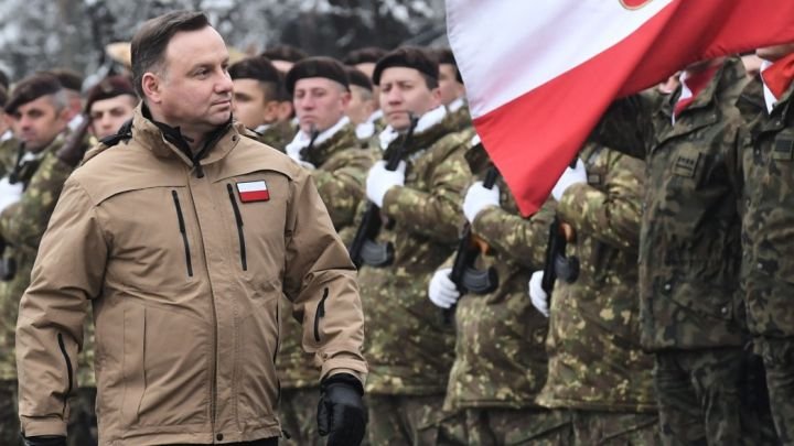 Полският президент Анджей Дуда преви преглед на полска военна част