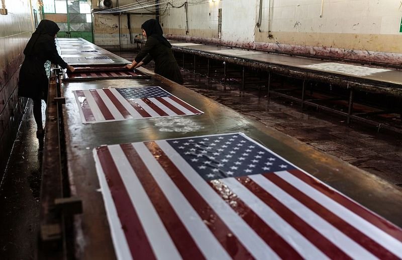 Бум в бизнеса на иранска фабрика заради производството на знамена на САЩ за горене