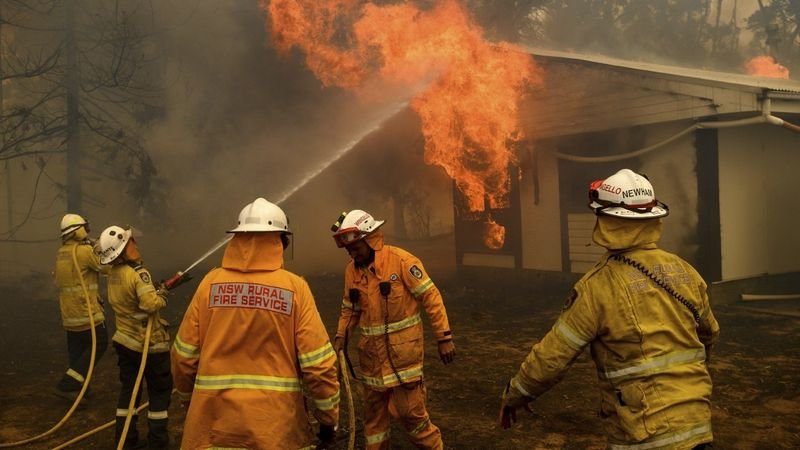 Шестима пожарникари пострадаха при катастрофа в Австралия