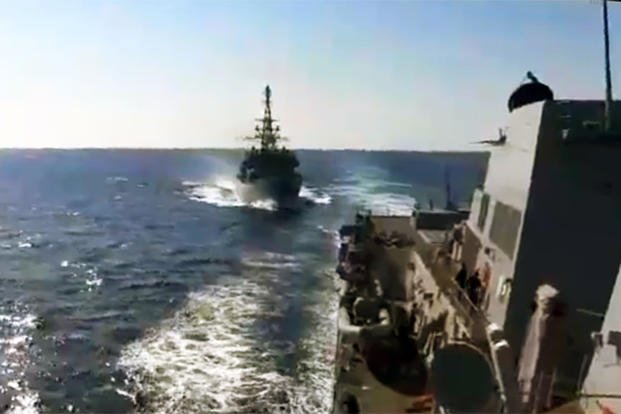 Руски боен кораб се "приближил агресивно" към американски разрушител в Арабско море (Видео)