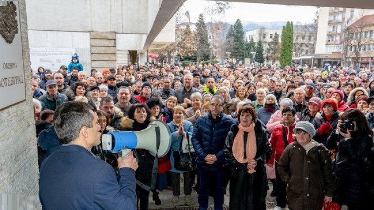"Няма да го дадем": Ботевград на протест в защита на кмета си