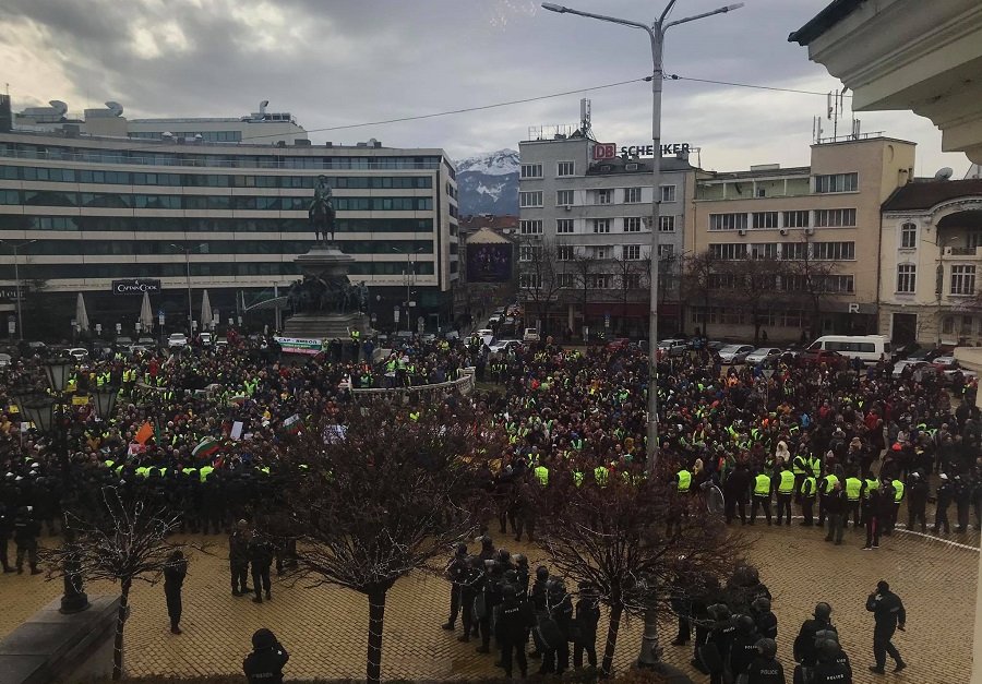 Протест на хотелиери и ресторантьори блокира центъра на София за няколко часа