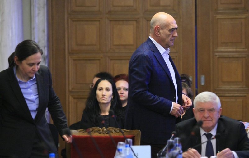 Управителят на НЗОК Дечо Дечев (в средата) с нови критики към зам.-министър Жени Начева (вляво) и здравния министър Кирил Ананиев.