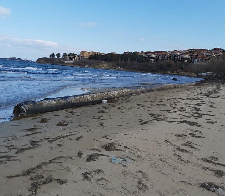 Една от публикуваните снимки на изхвърлената тръба за отпадните води на Созопол