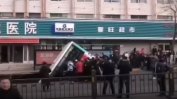 Автобус падна в дупка на улицата в Китай, най-малко шестима загинаха