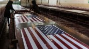 Бум в бизнеса на иранска фабрика заради производството на знамена на САЩ за горене