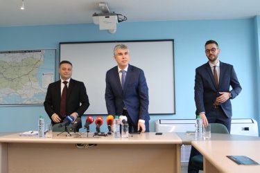 Шефовете на парното Александър Александров, на "Булгартрансгаз" Владимир Малинов и на "Газов хъб Балкан", който е оператор на газовата борса, Кирил Равначки обявиха сделката, сн. БГНЕС
