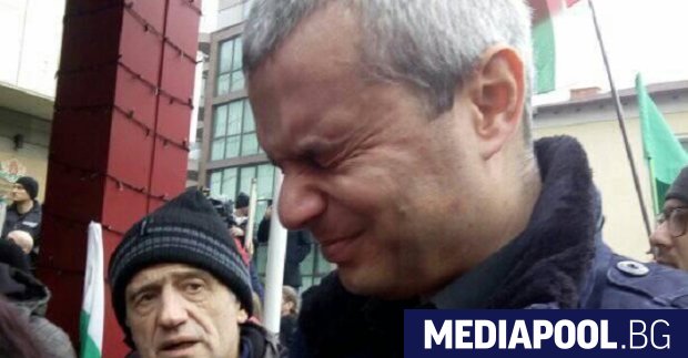 Докато звездата на Волен Сидеров видимо залязва от Изток изгрява