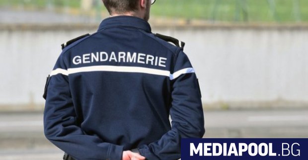Френската полиция простреля мъж въоръжен с нож който нападна служители