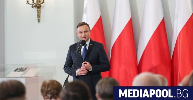Решението на полския президент Анджей Дуда да подпише спорния закон