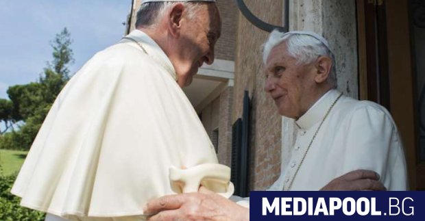 Седем години след зрелищната си оставка, Бенедикт XVI - много