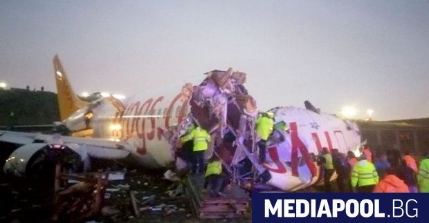 Пътнически самолет е излязъл от пистата при кацане на истанбулското