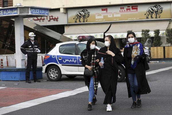 Жени с маски в центъра на иранската столица Техеран