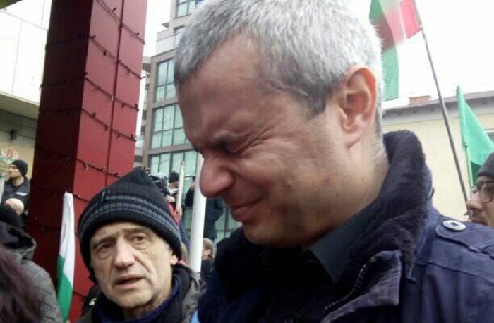 Костадинов обгазен със сълзотворен газ на протеста пред МРРБ