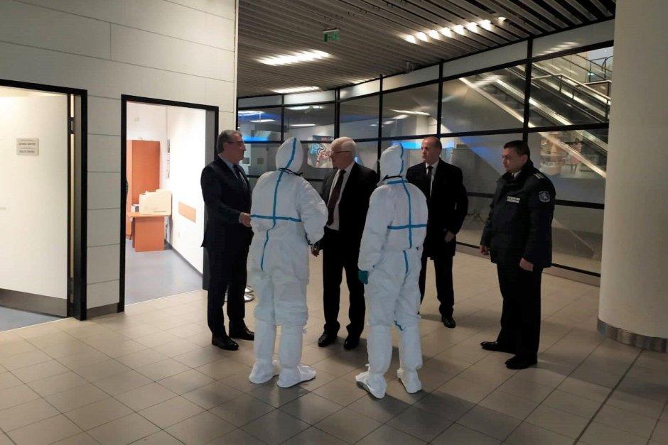 Здравният министър Кирил Ананиев инспектира противоепидемичните мерки на летището.