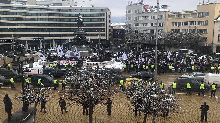 Протест блокира временно центъра на София и обърка градския транспорт