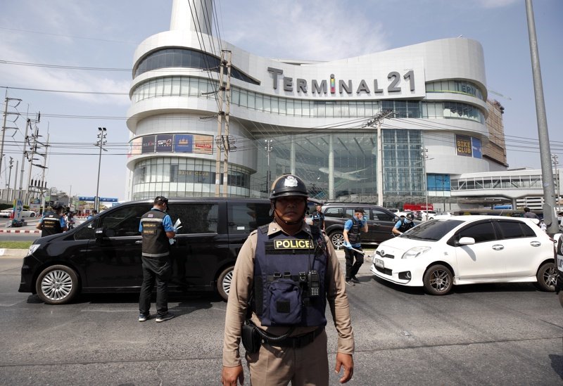 Въоръжен мъж откри огън в търговски център в Банкок