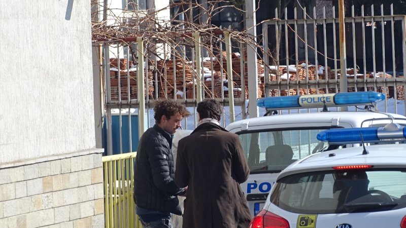 Бахаров бе посрещнат от адвокатите си при излизането на ареста на Банско, сн. БГНЕС