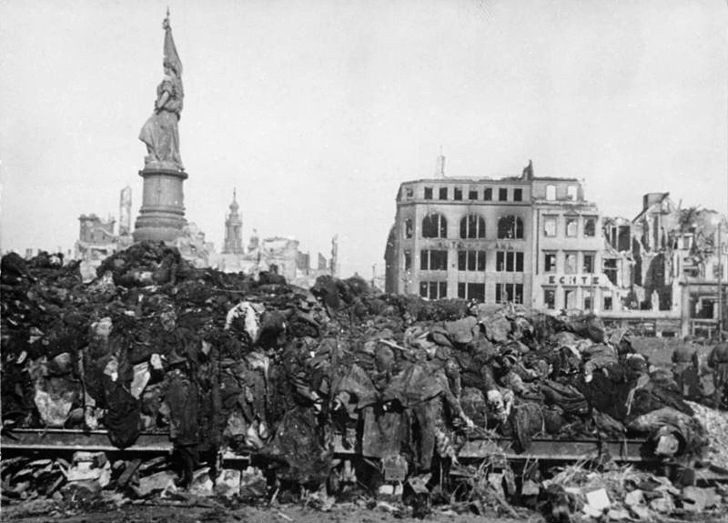 Изгорели трупове на цивилни жертви на бомбардировките, сн. Bundesarchiv, Bild 183-08778-0001 / Hahn / CC-BY-SA 3.0