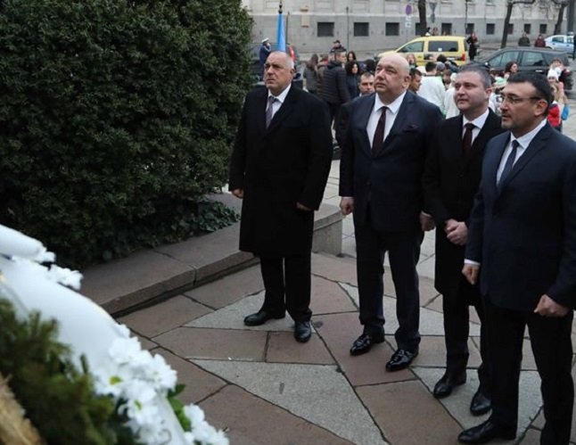 Борисов разсъждава пред паметника на Левски: Днес празник ли е? (Видео)