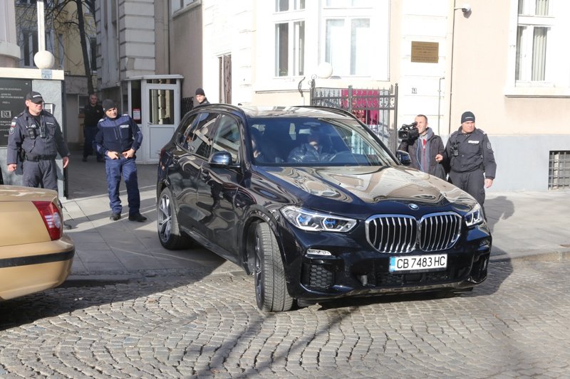 Полицията иззе коли на Божков. Антиките още не (видео)