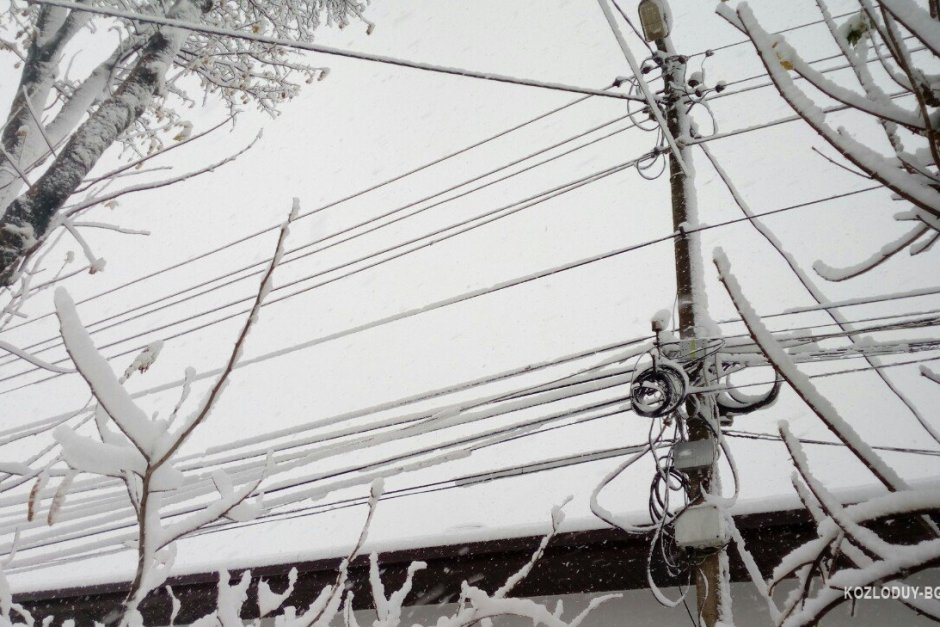 Енергийното министерство ще проверява защо осем селища все още са без ток