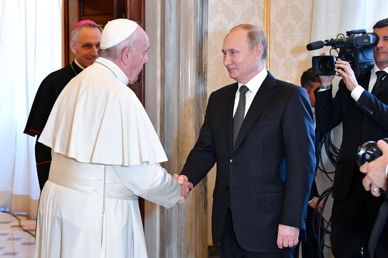 Българите харесват най-много папата и Путин
