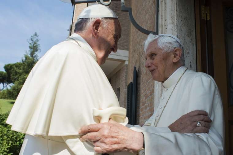 Папа Франциск и Бенедикт XVI (дясно) през юни 2015 г. във Ватикана