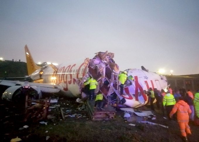 Десетки ранени при кацане на самолет в Истанбул