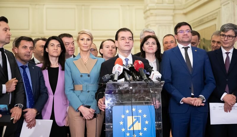 Правителството на премиер Лудовик Орбан (в средата)