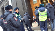 Активист се завърза с вериги за вратата на руската ФСС и бе задържан