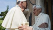 Седем години по-късно Бенедикт XVI подхранва сагата за "двамата папи"