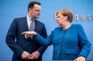 Здравният министър Йенс Шпан и Ангела Меркел по време на пресконференцията в сряда
