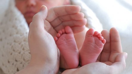 Все по-малко раждания и все повече със секцио