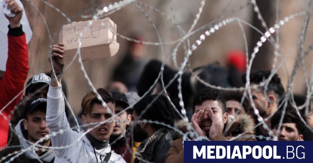 Над 15 хиляди бежанци и мигранти остават струпани на границата