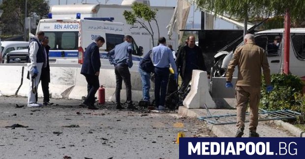 Шестима души бяха ранени при двоен самоубийствен атентат срещу посолството