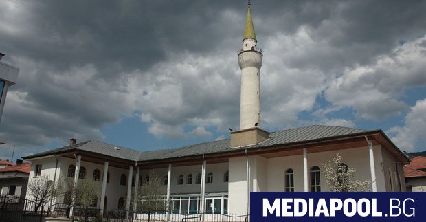 Общите молитви в джамиите протестантските и католическите храмове се отменят