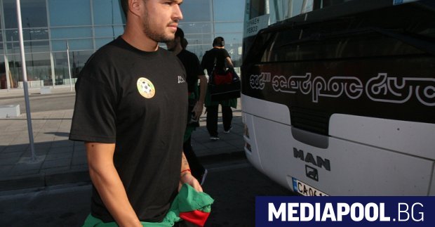 Българският футболен съюз БФС е забранил на всички професионални футболисти