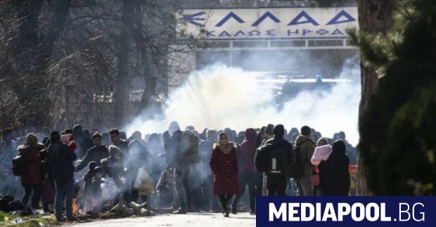 Гръцката полиция стреля днес със сълзотворен газ срещу групи мигранти
