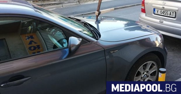 Лек автомобил БМВ осъмна със забита кирка в предния капак