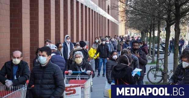 Италианският премиер Джузепе Конте обяви че в страната се закриват